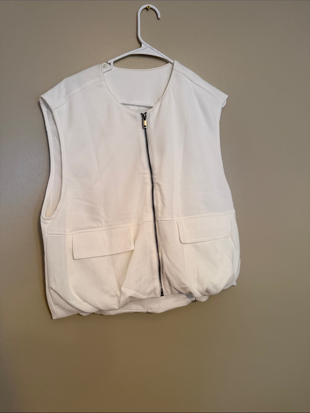 Sleeveless white Zip-Front Vest with Front Flap Pockets